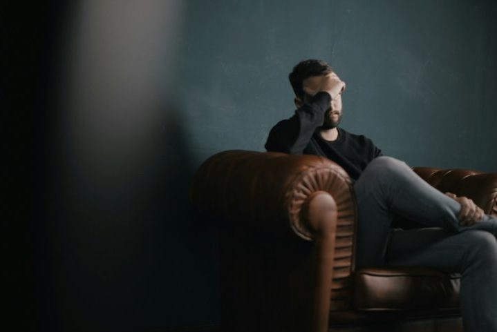 Em entrevista ao site Marie Claire, o ex-presidente do Conselho Federal de Psicologia (CFP), Antônio Virgílio Bastos, afirma que, principalmente após a pandemia de Covid-19, houve um aumento na procura por cuidados em saúde mental.-Nik Shuliahin Unsplash