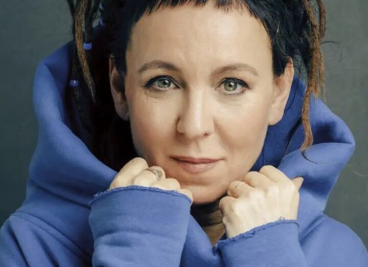 Olga Tokarczuk — Escritora nascida em 1962, é uma das autoras contemporâneas mais prestigiadas da Polônia. Olga Tokarczuk recebeu o Prêmio Nobel de Literatura de 2018 (anunciado em 2019). Entre suas obras destacam-se Sobre os Ossos dos Mortos e Os Errantes, este vencedor do Man Booker Internacional.