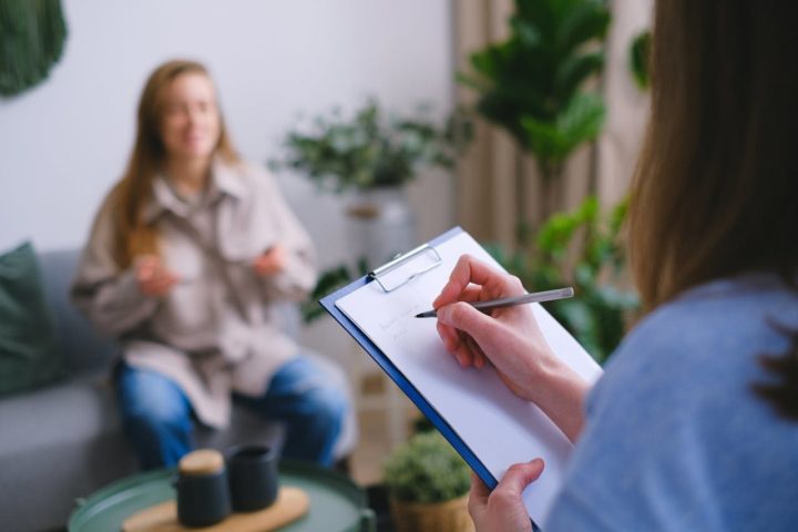 Segundo os especialistas, o processo terapêutico acolhe elementos imprevisíveis e subjetivos, tanto conscientes quanto inconscientes, que escapam aos padrões previsíveis dos modelos de IA.-pexels SHVETS production