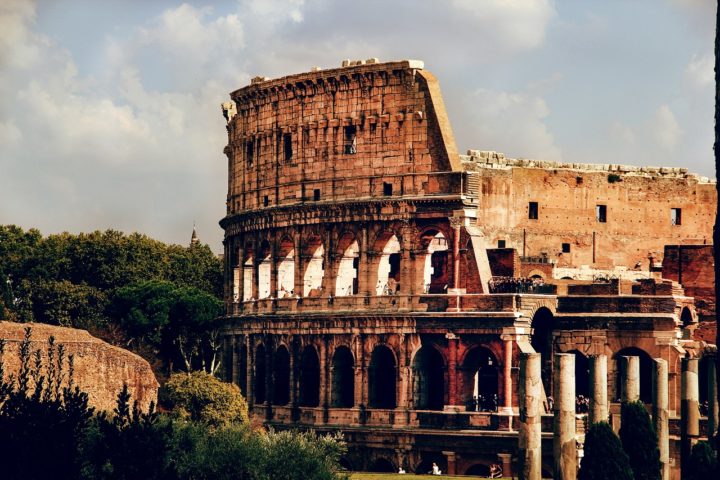 O design do Coliseu é considerado uma obra-prima da engenharia romana. Ele apresenta uma estrutura elíptica com quatro andares, cada um decorado com colunas de estilos diferentes.-stbucher por Pixabay

