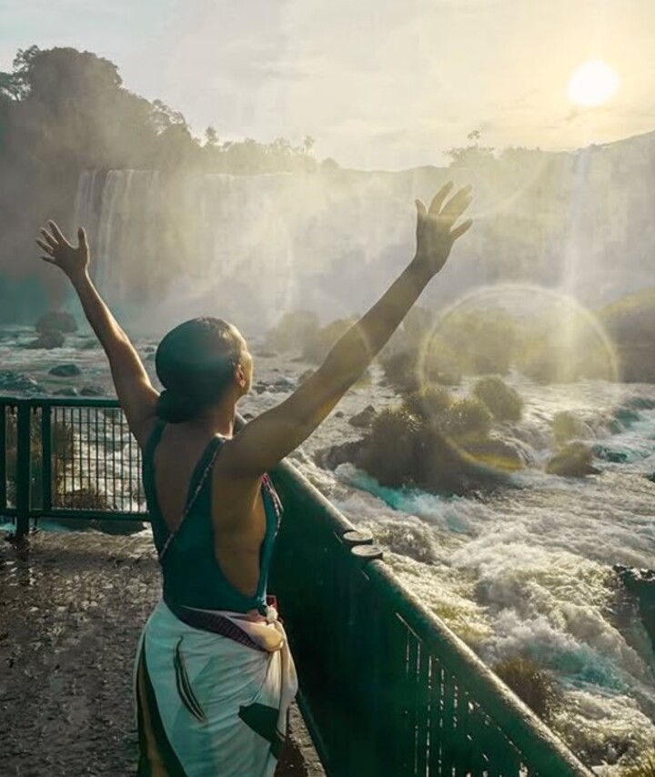Tais Araujo tem o papel da protagonista Raquel Accioli (Regina Duarte no original) no remake previsto para ir ar ao em 2025. Ela ambÃ©m registrou imagens das Cataratas do IguaÃ§u em suas redes. â??Que dia lindo!â?, exultou a atriz. 

-ReproduÃ§Ã£o/Instagram