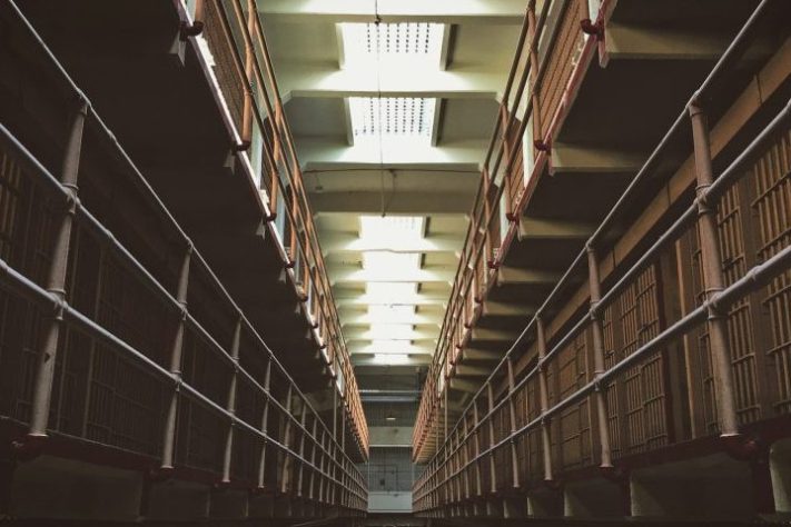 Prisão NEUTRA - Tyler Rutherford/Unsplash