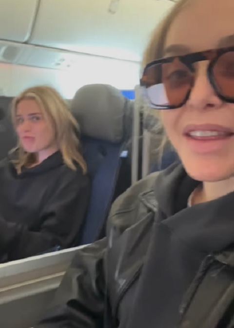 Ela contou que, durante o voo, sua acompanhante, Caroline, confirmou a presença dos insetos após fazer uma 