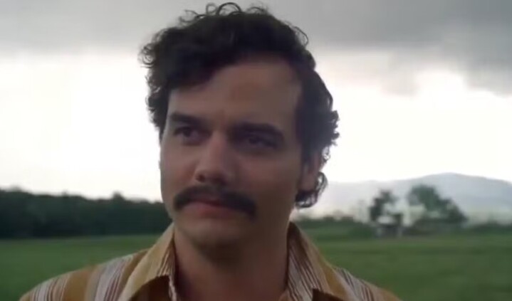 “Imagens reais de mim depois que Trump venceu”, escreveu Musk na postagem no X. Na cena, o personagem Pablo Escobar, traficante colombiano interpretado por Moura, observa a paisagem enquanto fuma uma cigarro.
