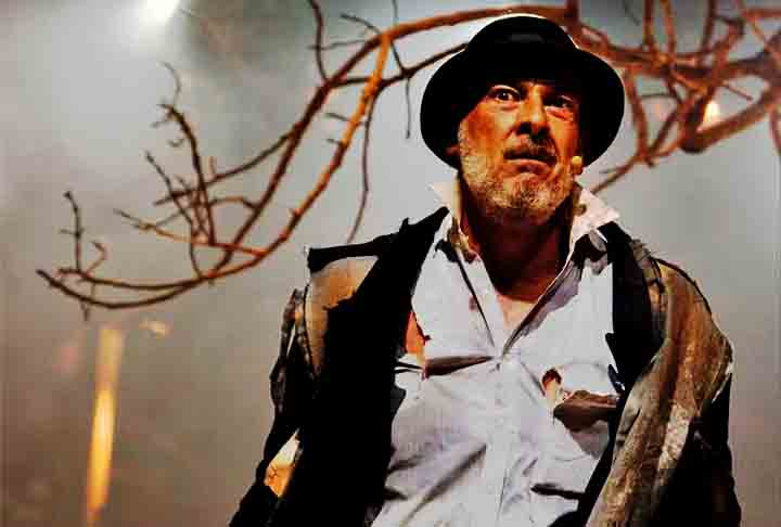 “A vida é uma coisa impressionante. O destino quis que eu voltasse a trabalhar com ele ( Zé Celso). Ficamos dois anos ensaiando até ele falecer”, analisou o ator, que diz nunca ter usado o Whatsapp.