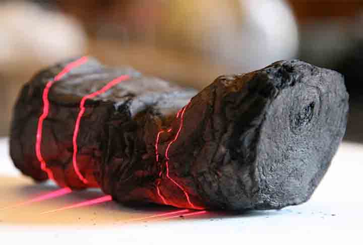 Inteligência artificial na arqueologia - Pesquisadores anunciaram em fevereiro ter conseguido ler trechos de um pergaminho carbonizado na erupção do Vesúvio, em 79 d.C., com o auxílio de inteligência artificial. Ele fazia parte de um conjunto de 1.800 pergaminhos encontrados no século 18 nos escombros de Herculano, cidade romana destruída pela erupção do vulcão. 
