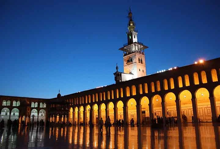 Destacam-se os mosaicos dourados que adornam suas paredes, representando paisagens paradisíacas. Além de seu impressionante pátio e o minarete conhecido como 