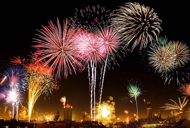 No século XIX, os fogos passaram a simbolizar celebração e esperança, sendo incorporados às festas de Ano Novo para marcar o recomeço com luz e alegria.
