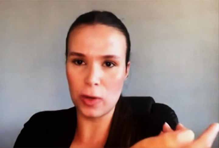 "No final, quando eu fui sair, pegar a mala, ela (a autora da filmagem) estava atrás de mim. Ela falou assim: 'Agora você levanta sua imbecil’”, declarou Jennifer Castro ao programa “Encontro”, da rede Globo. 
