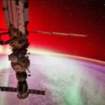Uma aurora irradia acima do Oceano Índico, ao redor da nave tripulada Soyuz MS-25 atracada na ISS - As fotos mais impressionantes feitas da Estação Espacial Internacional em 2024 - NASA