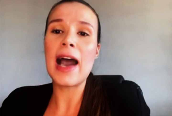 Jennifer declarou ter ouvido vários insultos da mulher e que, por isso, iria tomar as medidas legais a respeito do ocorrido.


