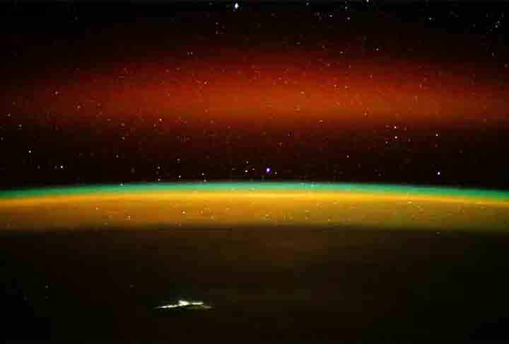A atmosfera da Terra oferece outros espetáculos singulares, como pôr do sol e nascer do sol coloridos. Assim, o astronauta da NASA Jeanette Epps utilizou configurações de câmera de longa exposição para capturar as múltiplas cores no horizonte da Terra.