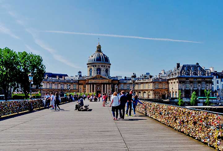 Pont des Arts – A Pont des Arts, construída em 1804, conecta o Louvre à Ilha de la Cité, famosa por seu design simples de ferro e madeira. Durante décadas, foi um local popular para os casais deixarem "cadeados do amor" em suas grades, até a remoção dessas correntes. Ela representa a arte e a cultura, sendo um ponto de encontro para artistas e turistas.
