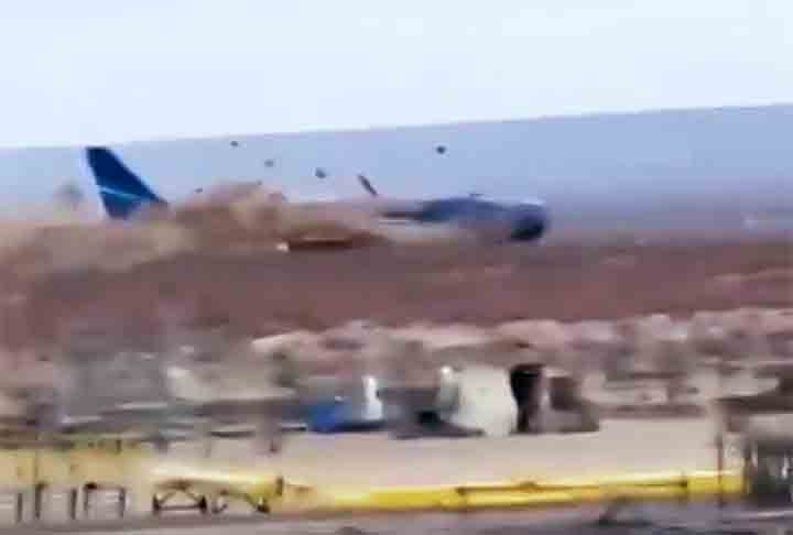 “Preliminarmente: após uma colisão com pássaros, devido a uma emergência a bordo, o comandante decidiu ir para um aeródromo alternativo - Aktau foi escolhido”, comunicou o órgão de regulação aérea da Rússia na rede social Telegram.
