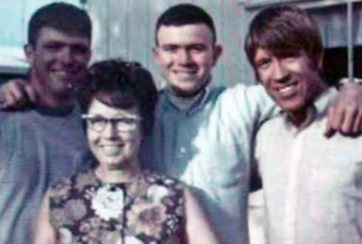 Wilma era dona de casa e criou sozinha Norris e seus dois irmãos: Aaron, produtor de 73 anos, e Wieland, que faleceu aos 27 anos durante a Guerra do Vietnã.