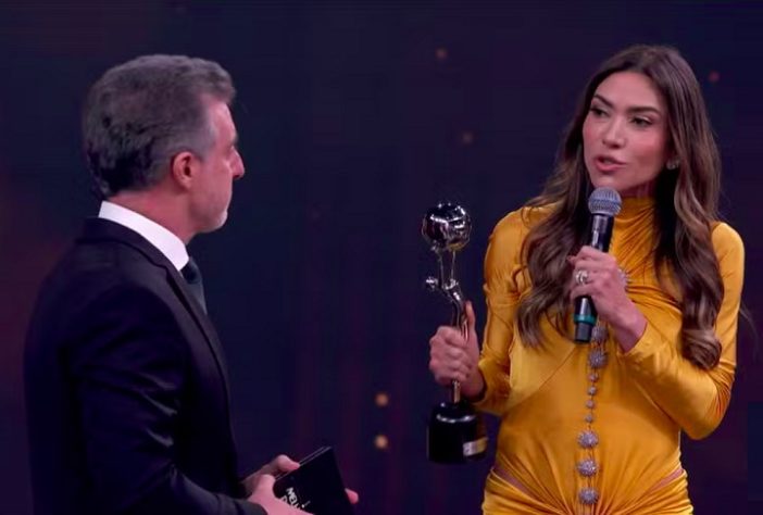Patrícia Abravanel participa de homenagem a Silvio Santos no palco do Domingão Com Huck
