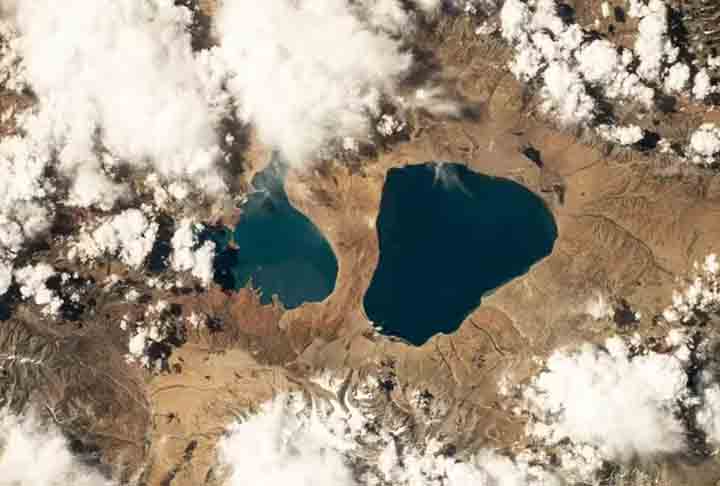 De acordo com Dominick, mesmo essas fotos lindas não fazem justiça às vistas reais. Ele registrou o Lago Rakshastal (esquerda) e o Lago Manasarovar (direita) no Tibete.