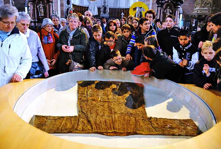 MANTO DE TREVIRIS - O Manto de Treviris, ou "TÃºnica Sagrada," seria a vestimenta usada por Jesus antes de sua crucificaÃ§Ã£o. A tradiÃ§Ã£o diz que foi encontrada por Santa Helena. EstÃ¡ hoje na Catedral de Trier, na Alemanha. A importÃ¢ncia da relÃ­quia estÃ¡ em sua ligaÃ§Ã£o com a humanidade de Cristo, representada pelo uso de uma veste simples.
