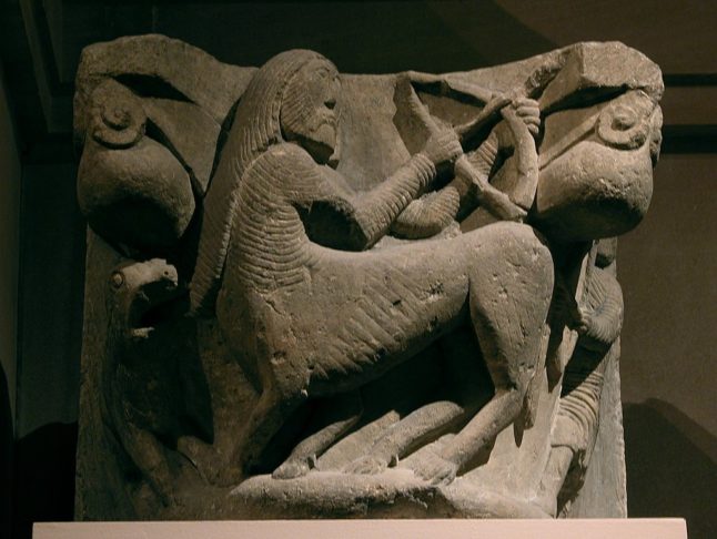 O arco e flecha é uma das ferramentas mais antigas e versáteis já criadas pela humanidade. Sua origem remonta às profundezas da pré-história, com indícios de seu uso datando de cerca de 20 mil anos atrás.