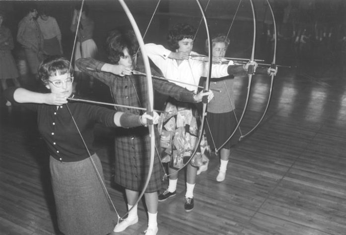 Mulheres praticam arco e flecha
