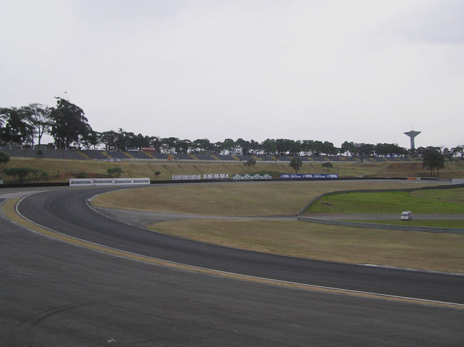 A pista de Interlagos é conhecida por sua desafiadora combinação de curvas e por ser em sentido anti-horário, algo incomum na maioria dos circuitos de corrida.