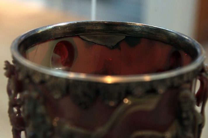 Taça romana de 1.600 anos que muda de cor impressiona historiadores