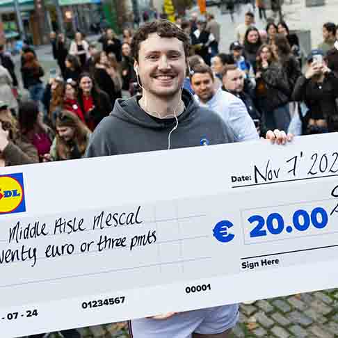 O vencedor, que trajava o figurino icônico do personagem de Mescal na minissérie 