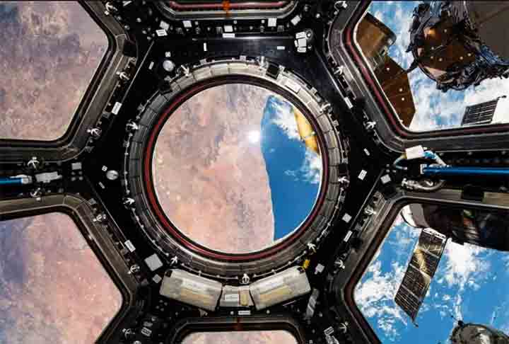 Ela possui seis quartos, dois banheiros, uma academia e uma ampla janela de observação. Pode receber até seis naves simultaneamente, responsáveis por levar suprimentos e combustível.