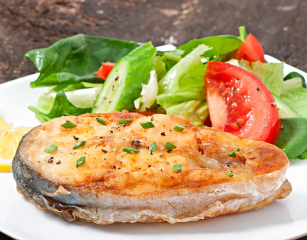 Com o passar dos anos, o bacalhau tornou-se essencial em dietas europeias, especialmente durante períodos de jejum religioso, como a Quaresma, devido à proibição do consumo de carne vermelha em várias tradições cristãs. - freepik - timolina