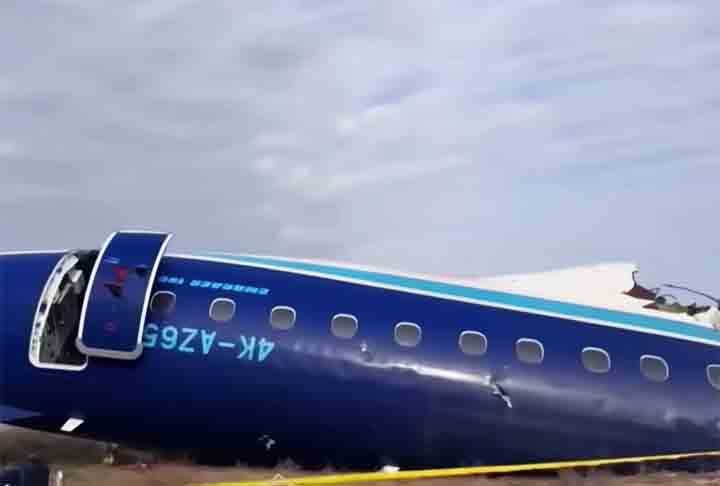 Segundo as fontes de investigação ouvidas pela Reuters, os militares russos teriam confundido o avião com drones da Ucrânia e disparado o míssil. Portanto, a aeronave comercial teria sido alvejada por engano em meio aos conflitos entre a Rússia e o país vizinho.
