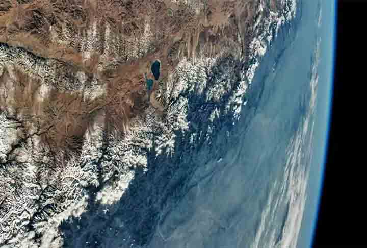 Em mais uma imagem que chama a atenção e mostra a beleza e a força do planeta terra, o Himalaia se estende pela curvatura da Terra.