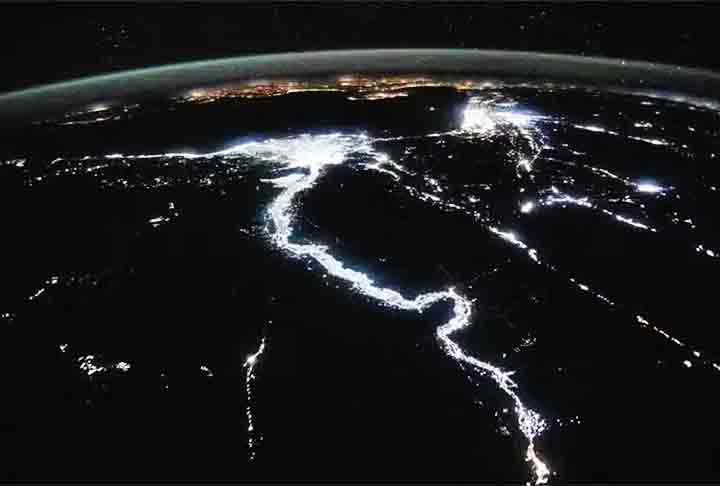 As luzes noturnas da civilização destacam o Rio Nilo e delineiam vagamente as margens do Mar Vermelho, o Golfo de Suez e o Golfo de Aqaba por volta da meia-noite.