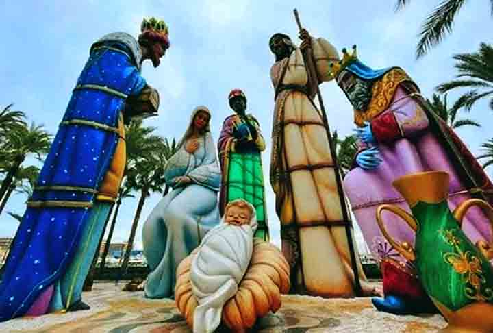 O presÃ©pio monumental de Alicante, na Espanha, Ã© reconhecido pelo Guinness como o maior do mundo. Situado na Plaza del Ayuntamiento, destaca-se pelas figuras gigantes de JosÃ©, Maria e o Menino Jesus, com mais de 10 metros de altura. Este presÃ©pio Ã© um grande atrativo turÃ­stico durante o Natal.
