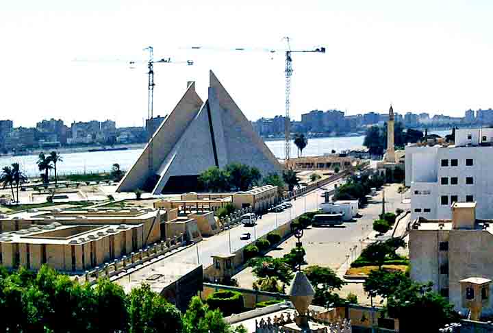 Egito - Conhecido por suas pirâmides e o Rio Nilo, Egito oferece um turismo barato. Hospedagem, alimentação e passeios são bem acessíveis.