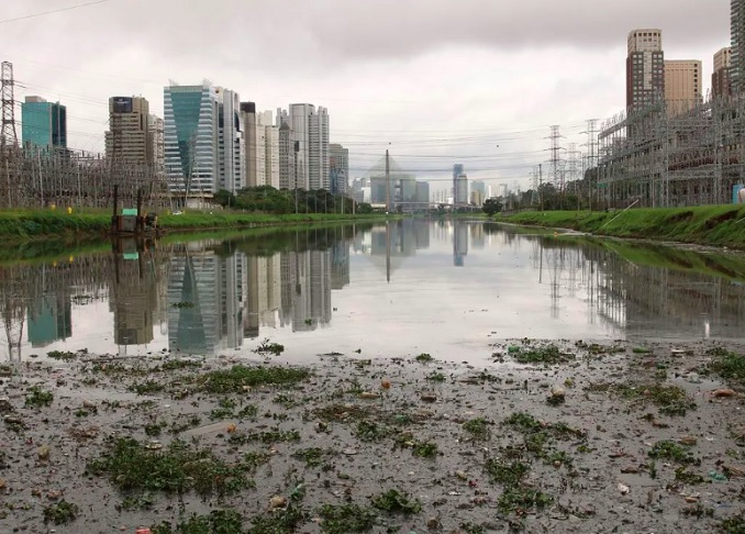 Embora tenha sido apresentado como um rio revitalizado pela Sabesp e pelo governo de São Paulo, segundo o g1 o local tinha lixo flutuando na margem oposta à da 