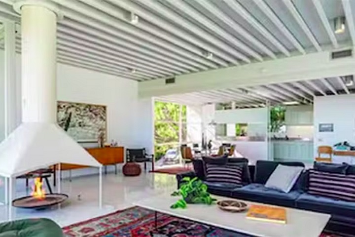 A mansão conta com comodidades como academia, sauna, piscina, sala de cinema e ampla sala de jantar.-reprodução