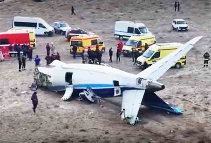 Segundo a companhia aérea, o voo J2-8243 teve que fazer um pouso de emergência a cerca de 3 km da cidade 
