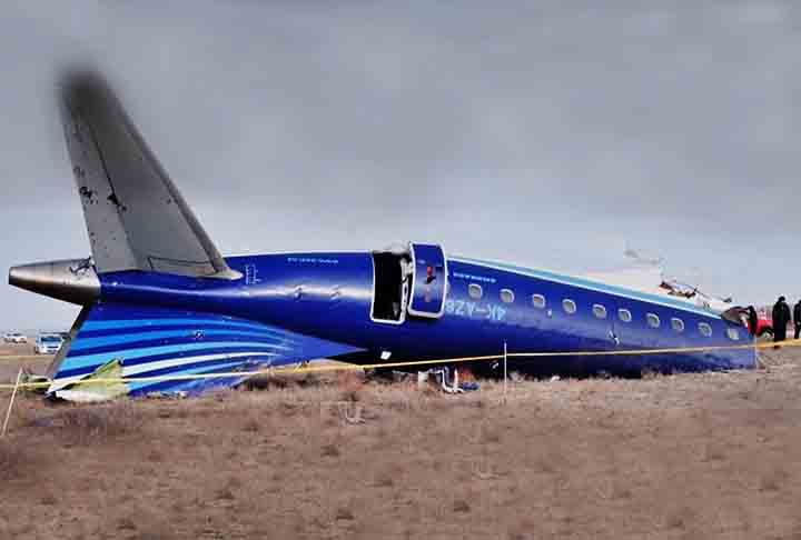 O modelo da aeronave que caiu no CazaquistÃ£o tem capacidade para 100 lugares e pode atingir uma velocidade mÃ¡xima de 880 km/h, com altitude mÃ¡xima de voo de 12.500 m. 
