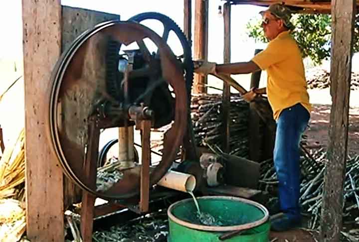 O doce foi introduzido no Brasil durante o século 17 como fonte de alimento para os escravizados quando vigorava a dominação portuguesa. Eles comiam as raspas de açúcar que ficavam presas nas máquinas de engenho. 
- Reprodução Globoplay