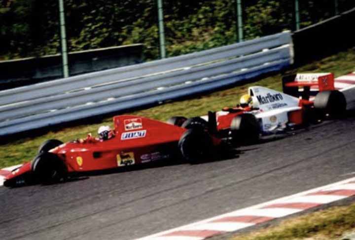 Em 1990, Senna estava Ã  frente de Prost, que agora era piloto da Ferrari, no campeonato de pilotos. No JapÃ£o, o francÃªs levou a melhor entre os dois, mas ao completar a primeira curva, o brasileiro se recusou a recolher o carro para dar espaÃ§o e colidiu de lado e ficou com o tÃ­tulo.