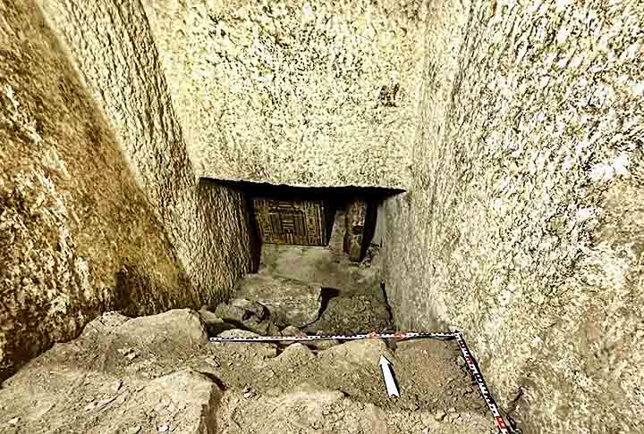 Túmulo com obras de arte - Após 20 anos de escavações, arqueólogos da Universidade Livre de Berlim identificaram o túmulo de uma sacerdotisa do Egito antigo, Idy, fillha do governador Djefaihapi I. Os exploradores se surpreenderam com a sofisticação dos textos e ilustrações gravados nos caixões de madeira. Elas retratavam narrativas do caminho da vida para a morte, segundo as crenças do período.


