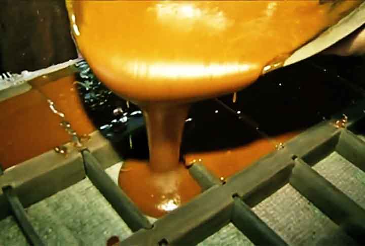 O caldo de cana obtido após a moagem da cana-de-açúcar passa por um processo de decantação para eliminar as impurezas. -Reprodução Globoplay