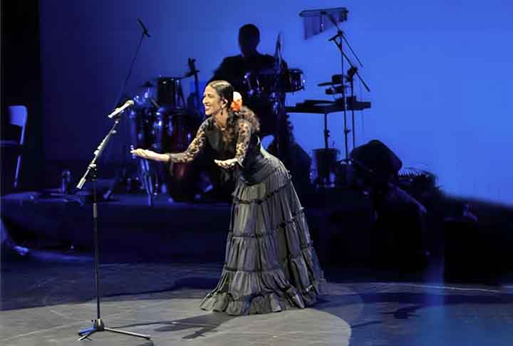 Lançado pela EMI, o álbum vendeu 500 mil cópias, um sucesso para uma artista estreante. O disco entrou na lista dos 100 melhores da música brasileira, feita pela revista Rolling Stone Brasil.