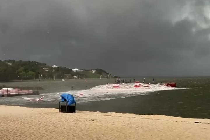 Vinícius dos Santos Abreu, de 21 anos, não resistiu após ser atingido enquanto descia da estrutura após um alerta da Defesa Civil. Outros dois trabalhadores foram socorridos e estão fora de perigo, com um já tendo recebido alta.