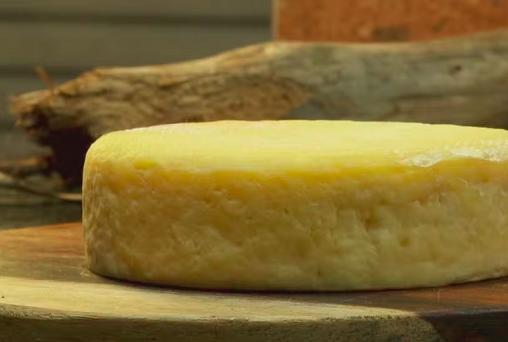 O processo de fabricação do Queijo Minas Artesanal é totalmente manual, sem uso de máquinas, preservando o sabor autêntico desenvolvido por pequenos produtores.
