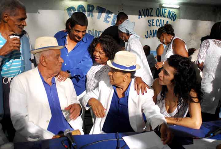 No fim dos anos 1990, a cantora conquistou sua independência musical durante a renovação de seu contrato com a EMI. Além disso, como produtora, atuou em 