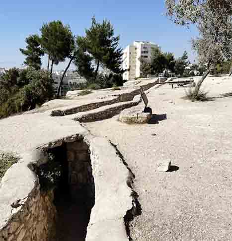 Mais um achado bíblico - Outra descoberta em Israel também dá pistas de mais um episódio narrado na Bíblia. Os pesquisadores identificaram vestígios de campos militares assírios que podem se relacionar ao cerco de Jerusalém pelo rei Senaqueribe. 

