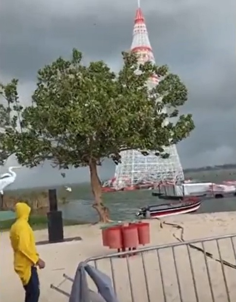 O acidente ocorreu na Lagoa de Araçatiba, onde a árvore seria inaugurada na quarta-feira (18/12) como atração natalina. 