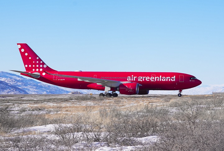 A principal companhia local a operar no aeroporto de Nuuk será a Air Greenland, que irá realizar voos para Copenhague (Dinamarca) e Reykjavik (Islândia).