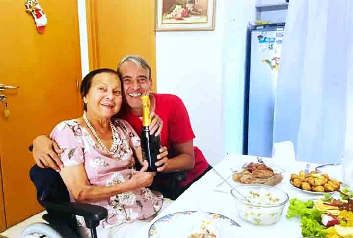 Recentemente, o ator perdeu três nomes essenciais para a sua formação. Sua mãe Rosa Linda, em 2021; seu pai Tanah Corrêa, em 2023; e o amigo e mestre Zé Celso, renomado dramaturgo e fundador do Teatro Oficina.